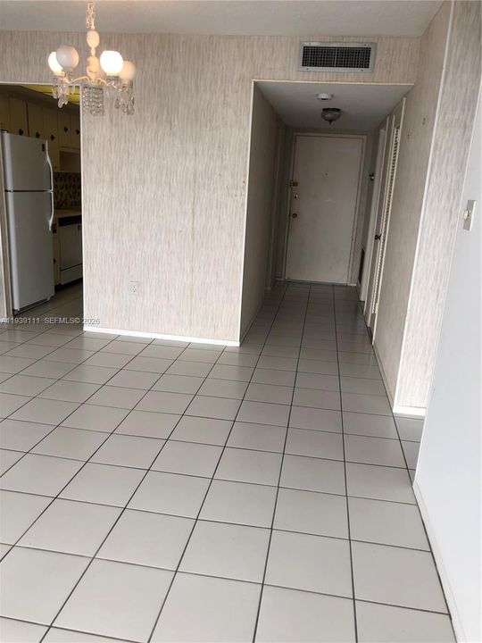 For Sale: $165,000 (1 beds, 1 baths, 1005 Square Feet)
