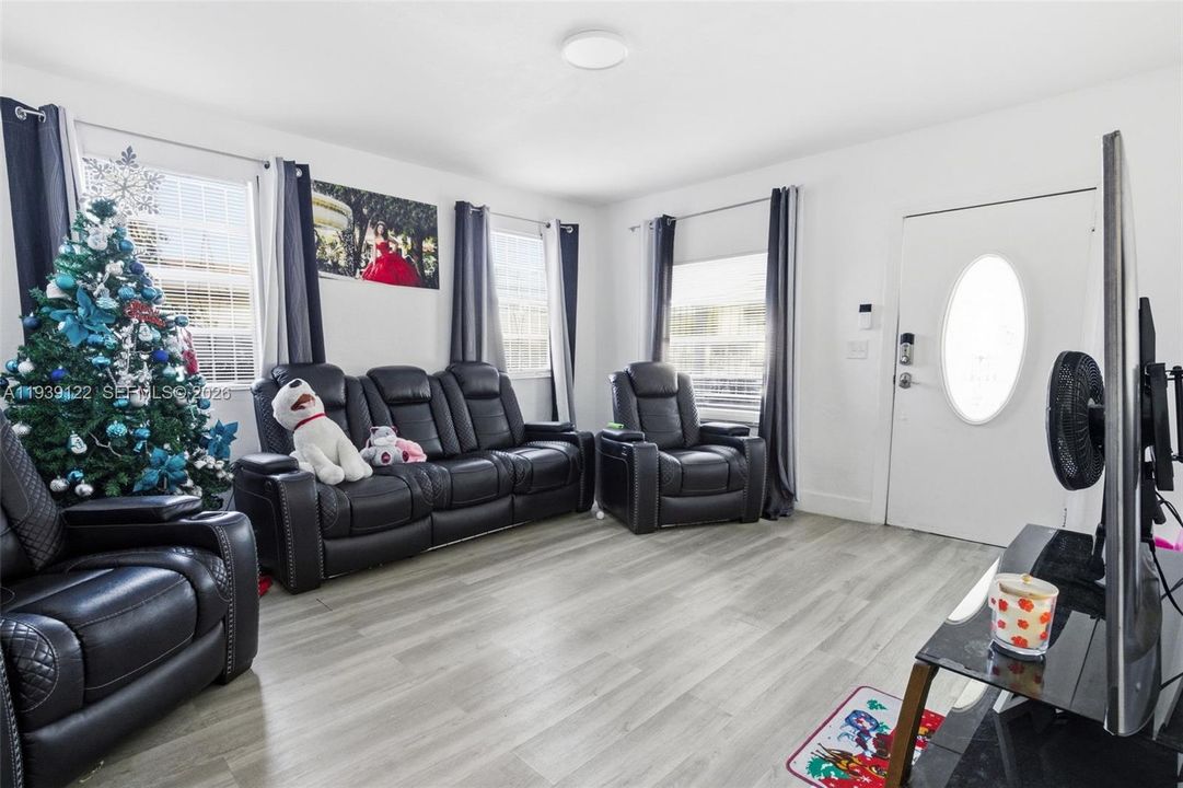 待售: $499,000 (3 贝兹, 1 浴室, 2010 平方英尺)