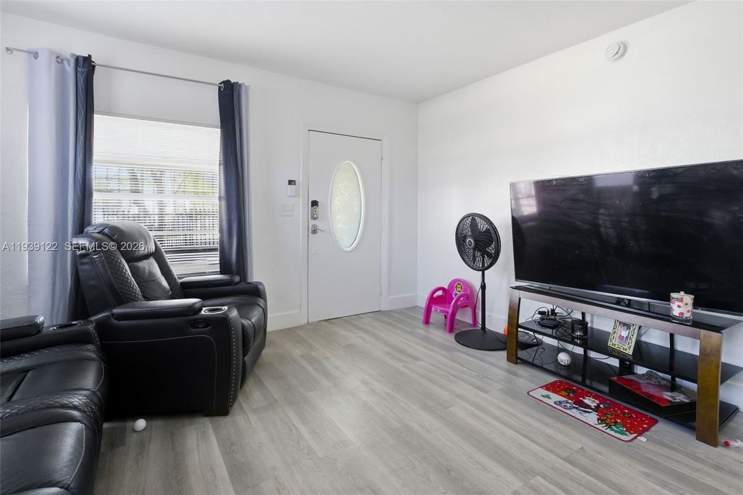 待售: $499,000 (3 贝兹, 1 浴室, 2010 平方英尺)