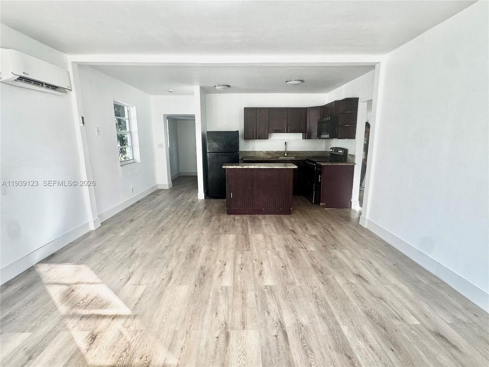 В аренду: $1,900 (2 спален, 1 ванн, 1294 Квадратных фут)