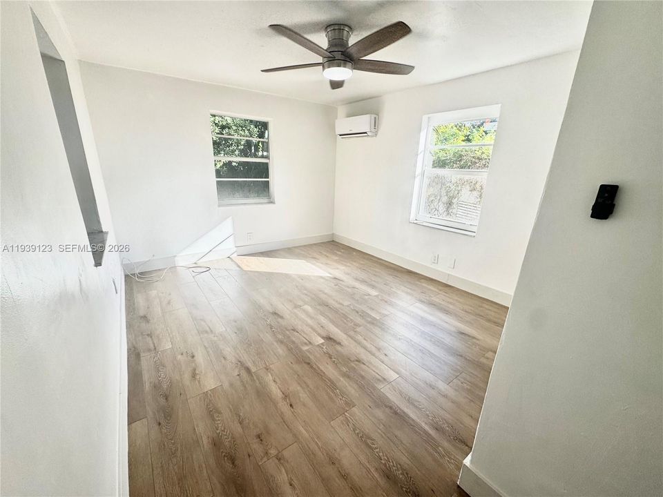 В аренду: $1,900 (2 спален, 1 ванн, 1294 Квадратных фут)