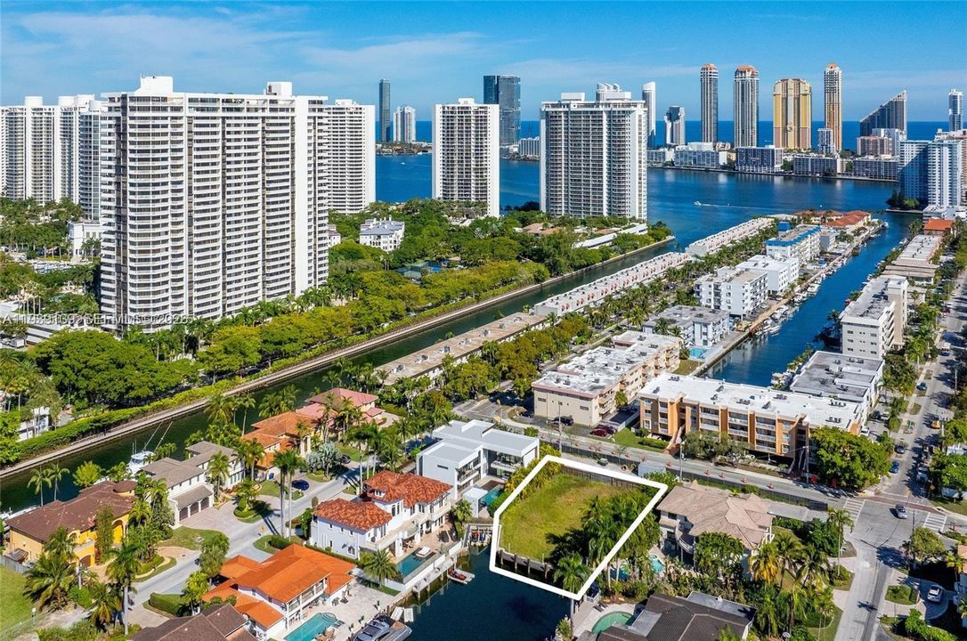 На продажу: $2,500,000 (0.30 acres)