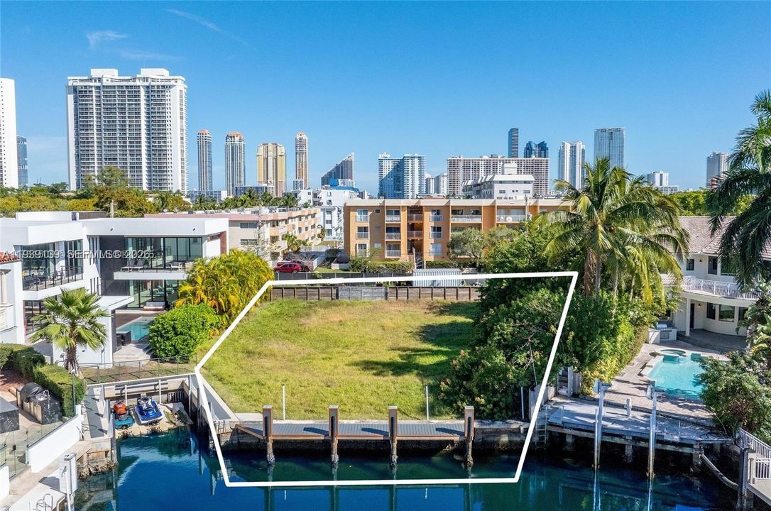 На продажу: $2,500,000 (0.30 acres)