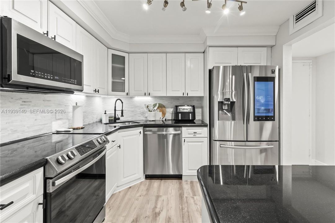 В аренду: $2,300 (1 спален, 1 ванн, 0 Квадратных фут)