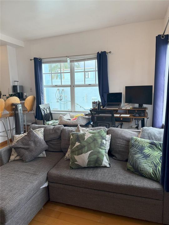 For Rent: $1,800 (1 beds, 1 baths, 445 Square Feet)