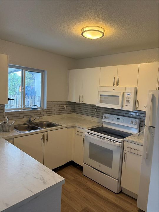 For Rent: $2,300 (3 beds, 2 baths, 1276 Square Feet)