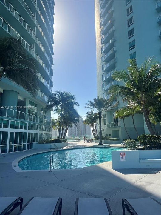 For Rent: $2,400 (0 beds, 1 baths, 594 Square Feet)