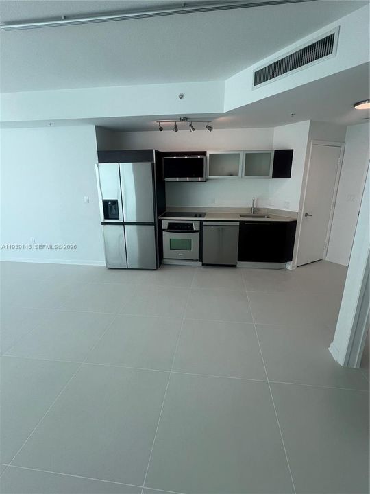 For Rent: $2,400 (0 beds, 1 baths, 594 Square Feet)