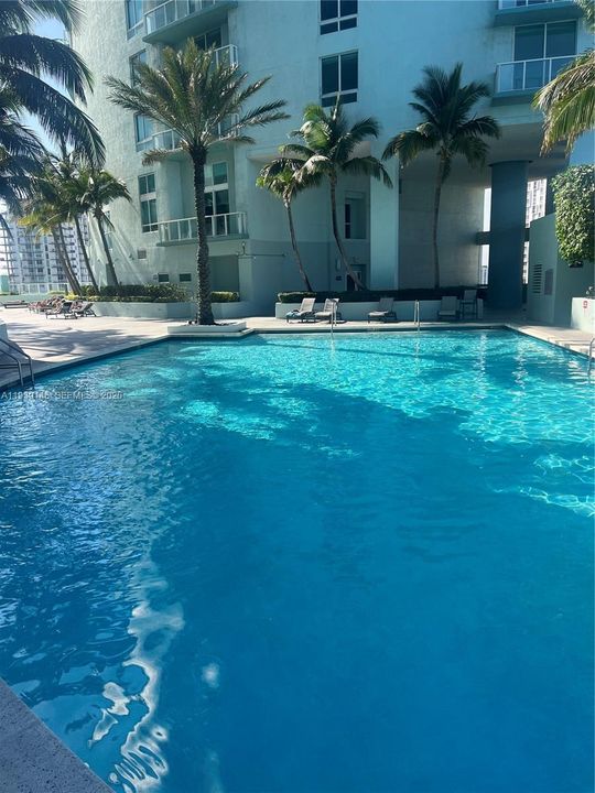 For Rent: $2,400 (0 beds, 1 baths, 594 Square Feet)