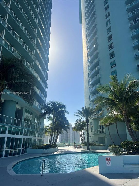 For Rent: $2,400 (0 beds, 1 baths, 594 Square Feet)