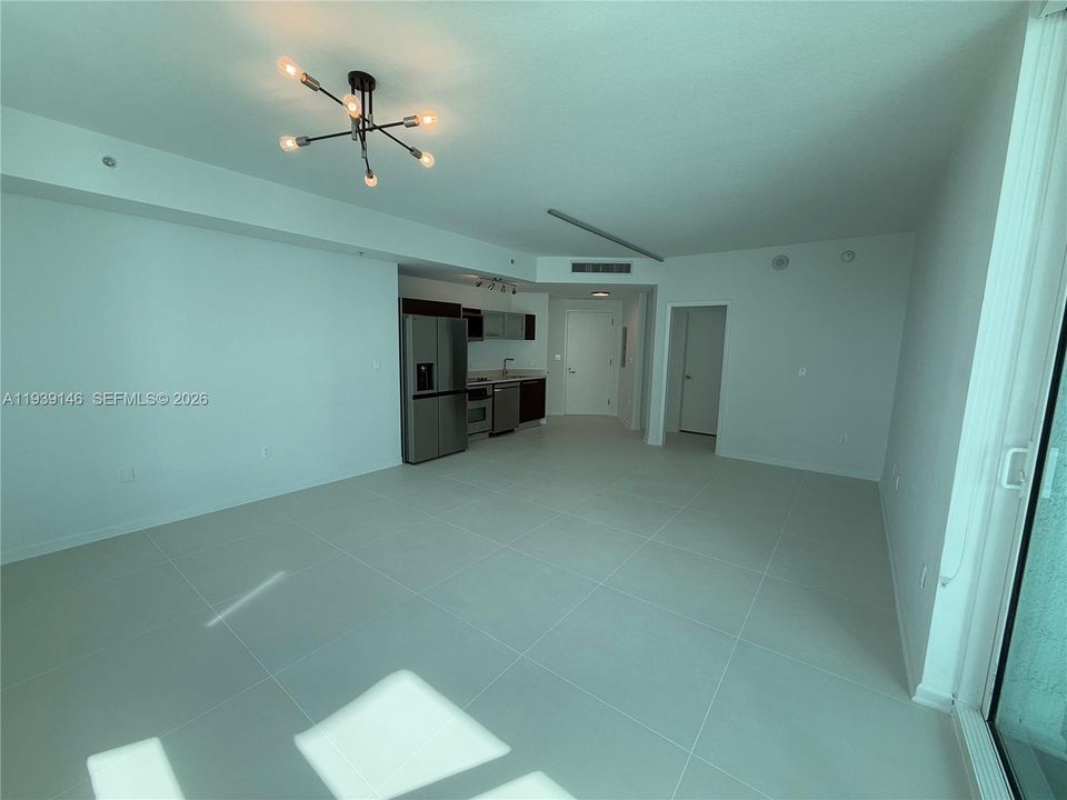 For Rent: $2,400 (0 beds, 1 baths, 594 Square Feet)