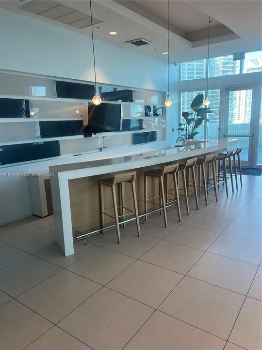 For Rent: $2,400 (0 beds, 1 baths, 594 Square Feet)