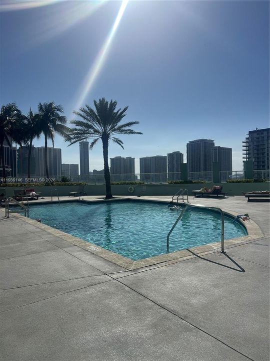 For Rent: $2,400 (0 beds, 1 baths, 594 Square Feet)