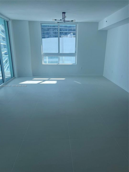 For Rent: $2,400 (0 beds, 1 baths, 594 Square Feet)