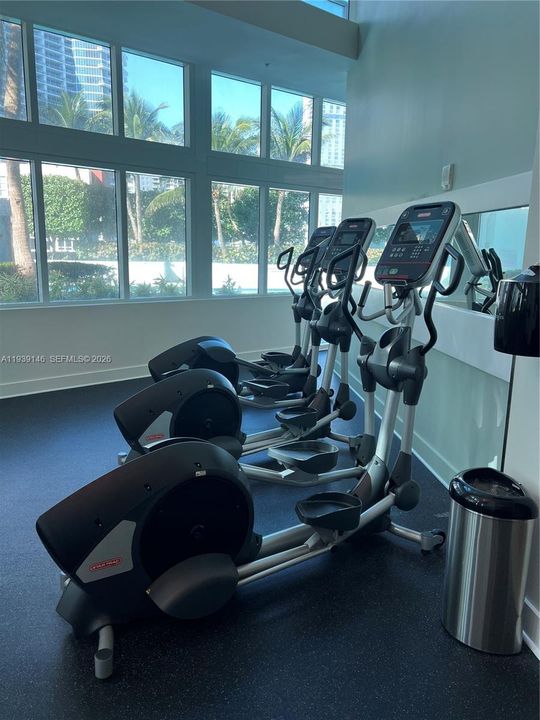 For Rent: $2,400 (0 beds, 1 baths, 594 Square Feet)