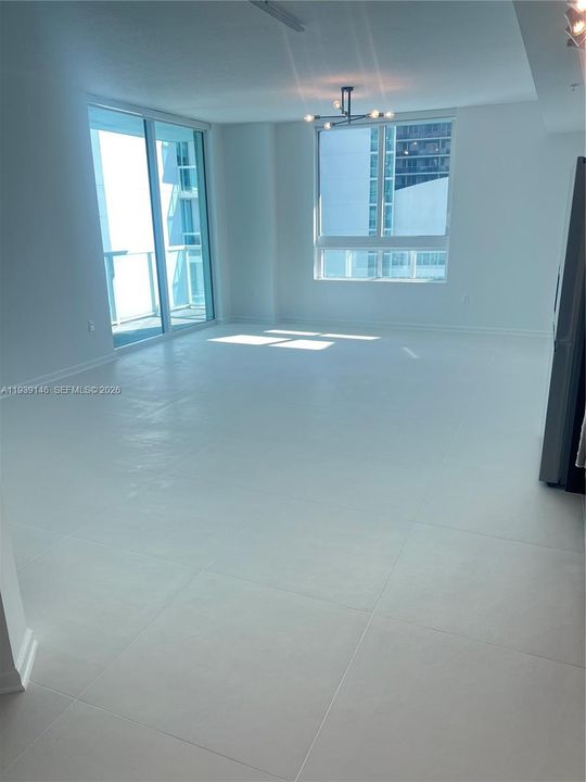 For Rent: $2,400 (0 beds, 1 baths, 594 Square Feet)