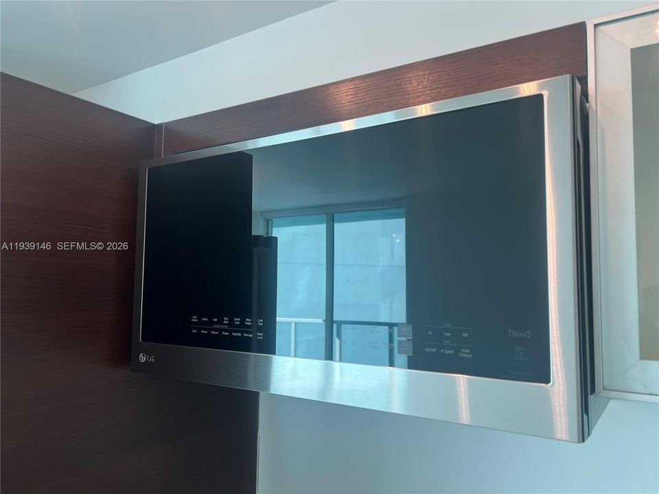 For Rent: $2,400 (0 beds, 1 baths, 594 Square Feet)