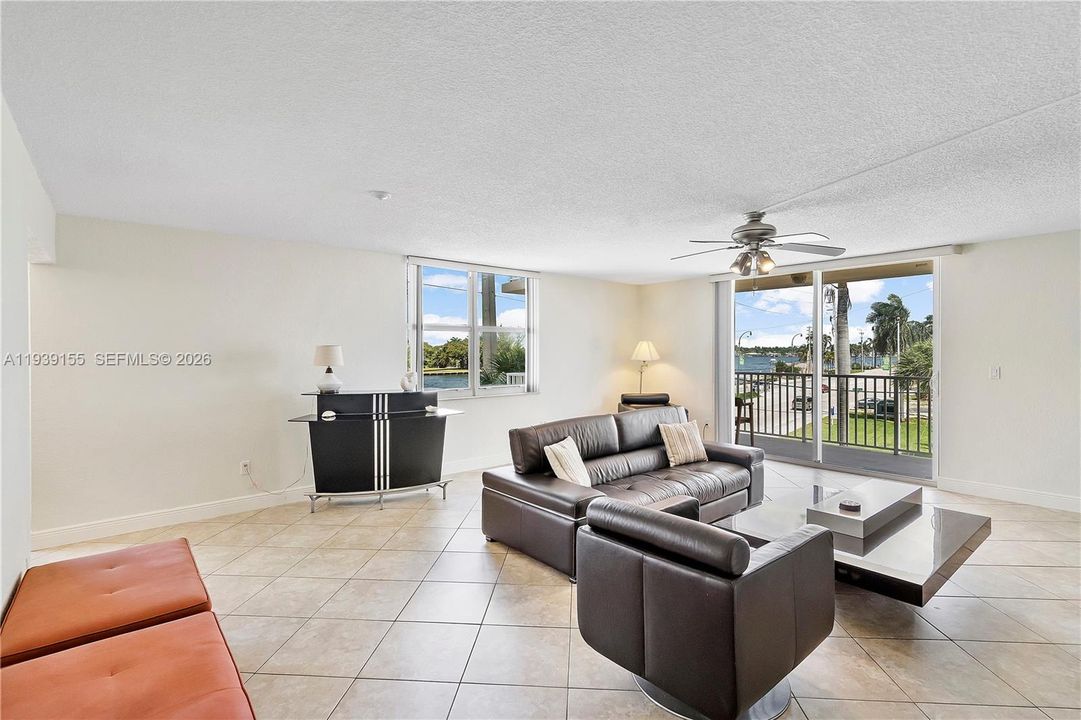 En Venta: $389,000 (2 camas, 2 baños, 1465 Pies cuadrados)