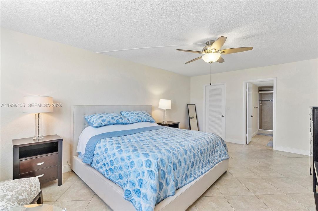 Primary bedroom w/en-suite bath and walk-in closet