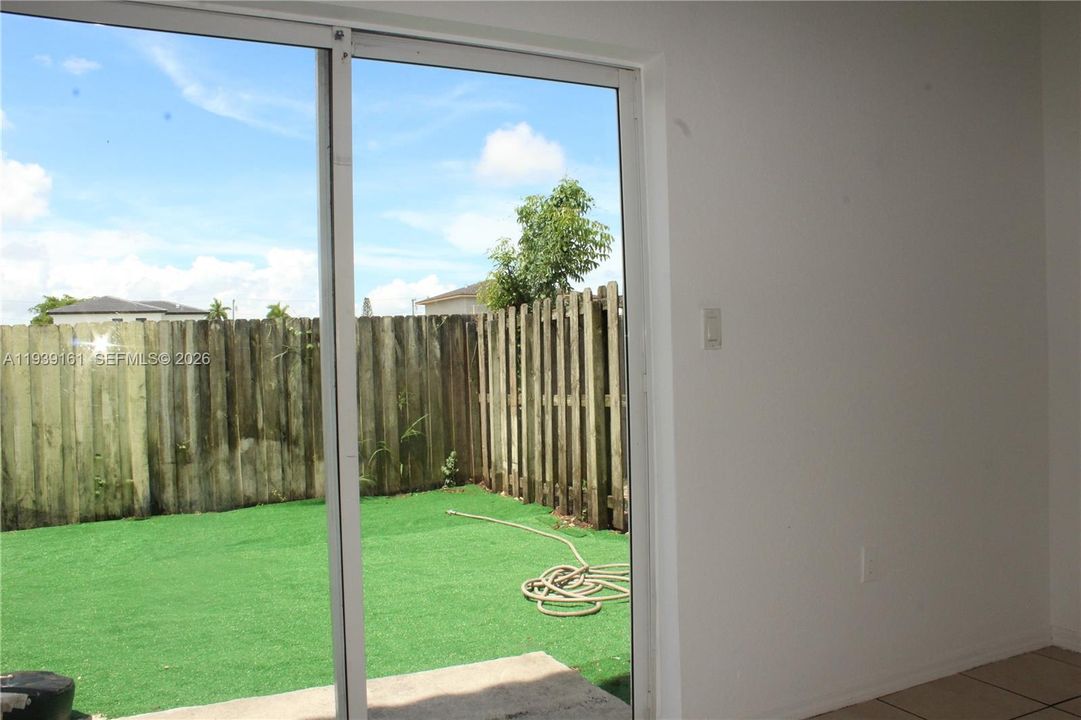 En Renta: $2,399 (3 camas, 2 baños, 1421 Pies cuadrados)