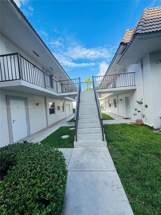 For Rent: $2,150 (2 beds, 2 baths, 812 Square Feet)