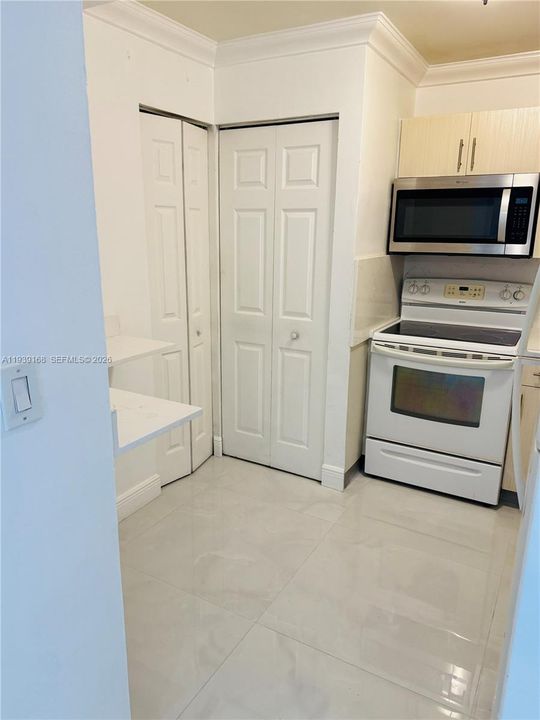 For Rent: $2,150 (2 beds, 2 baths, 812 Square Feet)