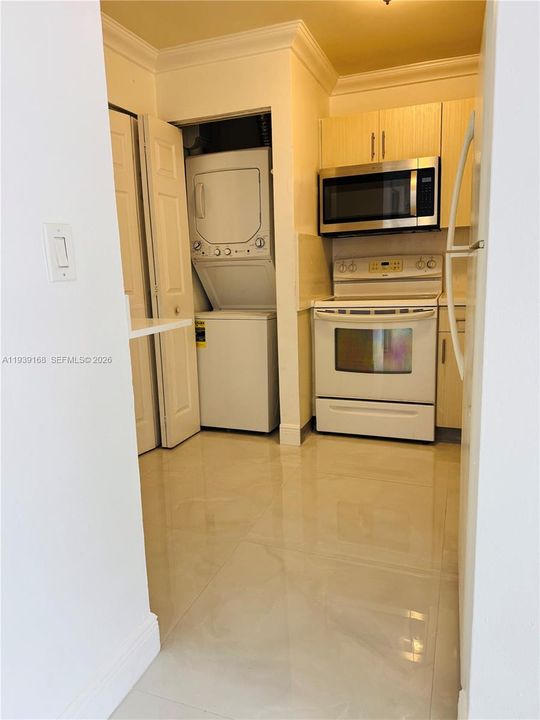 For Rent: $2,150 (2 beds, 2 baths, 812 Square Feet)