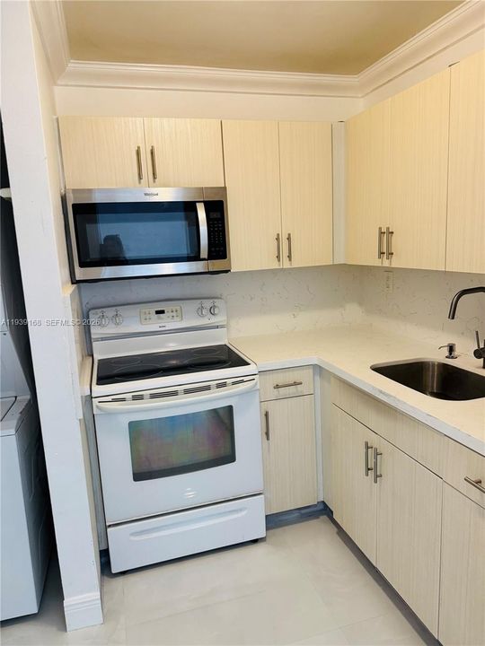 For Rent: $2,150 (2 beds, 2 baths, 812 Square Feet)
