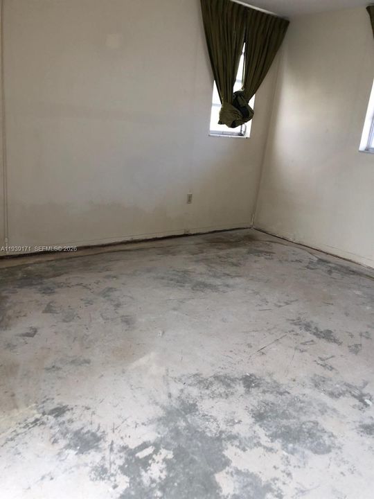 For Sale: $155,000 (2 beds, 1 baths, 965 Square Feet)