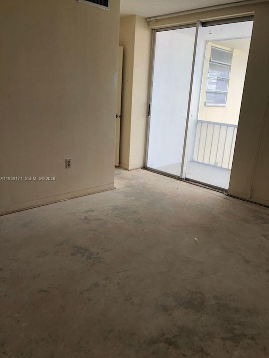 For Sale: $155,000 (2 beds, 1 baths, 965 Square Feet)