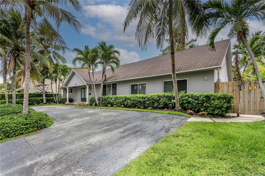 For Rent: $9,900 (5 beds, 3 baths, 3537 Square Feet)