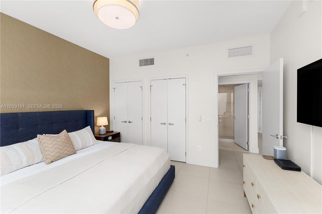 For Sale: $574,900 (1 beds, 1 baths, 820 Square Feet)