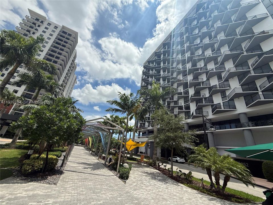 En Venta: $489,000 (2 camas, 2 baños, 950 Pies cuadrados)