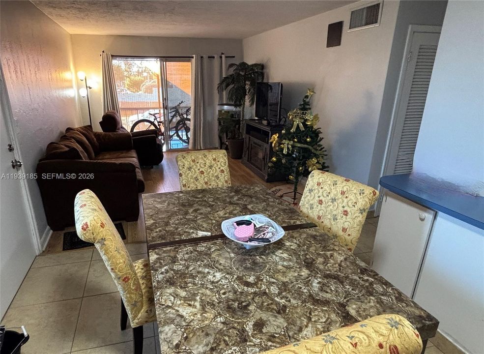 En Renta: $1,950 (2 camas, 2 baños, 777 Pies cuadrados)