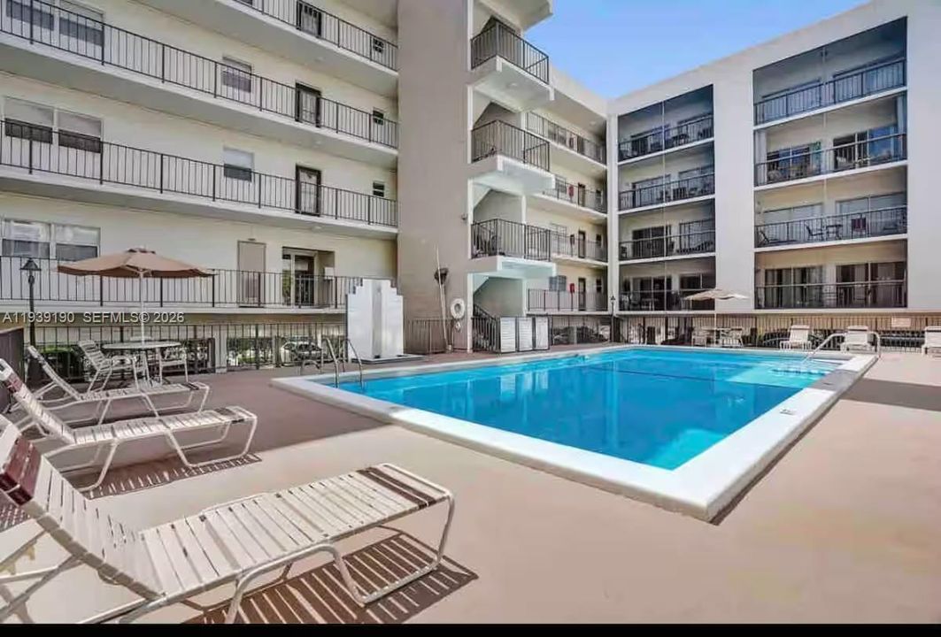 待售: $339,000 (2 贝兹, 2 浴室, 904 平方英尺)