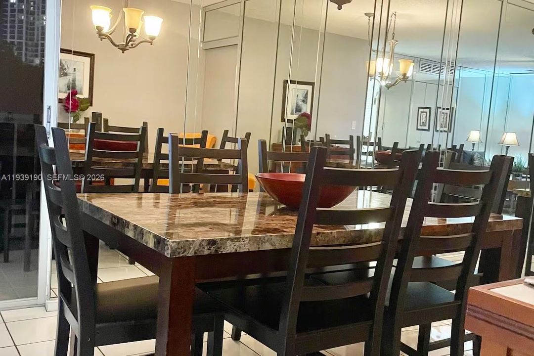 待售: $339,000 (2 贝兹, 2 浴室, 904 平方英尺)