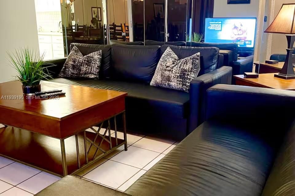 待售: $339,000 (2 贝兹, 2 浴室, 904 平方英尺)