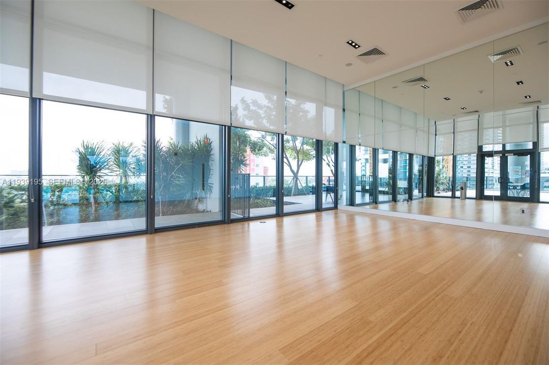 For Rent: $3,400 (1 beds, 1 baths, 857 Square Feet)