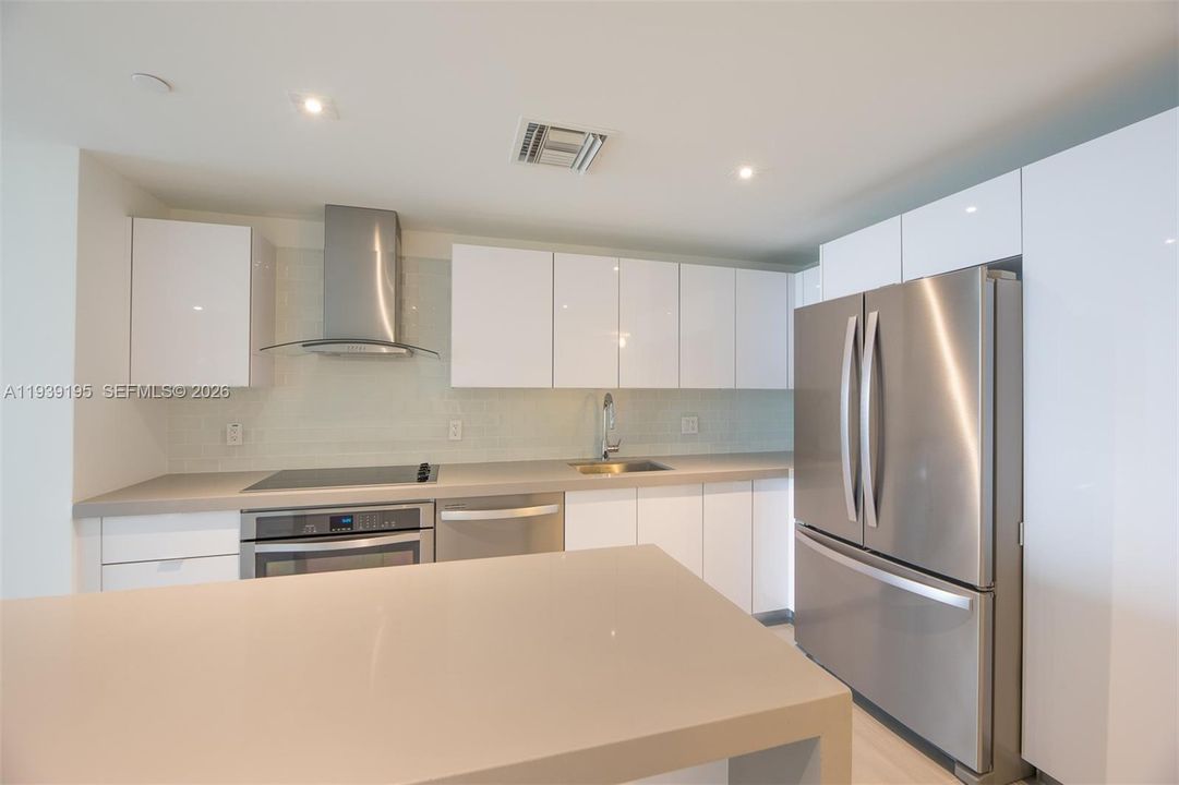 For Rent: $3,400 (1 beds, 1 baths, 857 Square Feet)