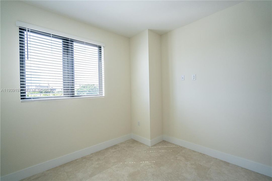 Active With Contract: $4,900 (3 beds, 3 baths, 1613 Square Feet)