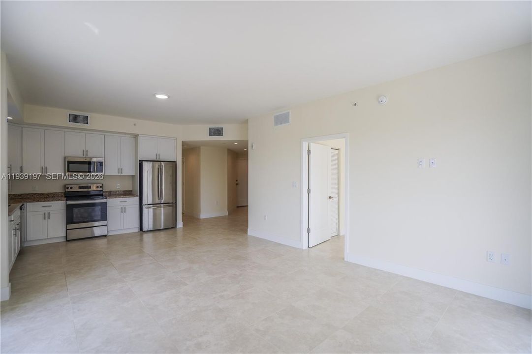 Active With Contract: $4,900 (3 beds, 3 baths, 1613 Square Feet)