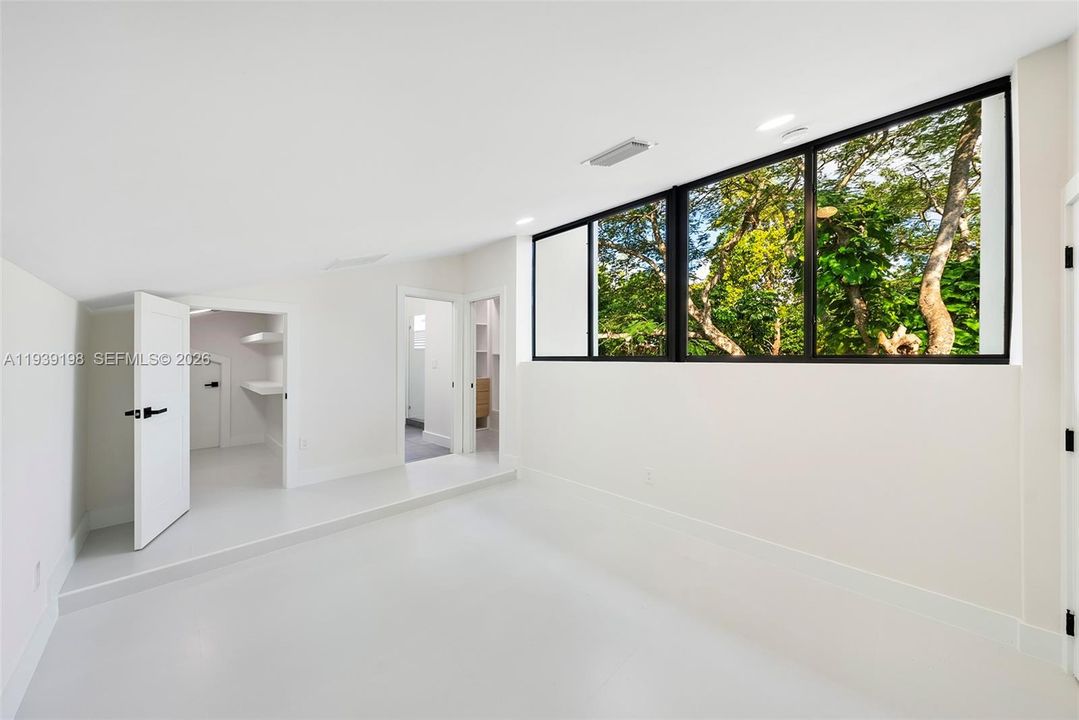 For Rent: $33,000 (5 beds, 4 baths, 4735 Square Feet)