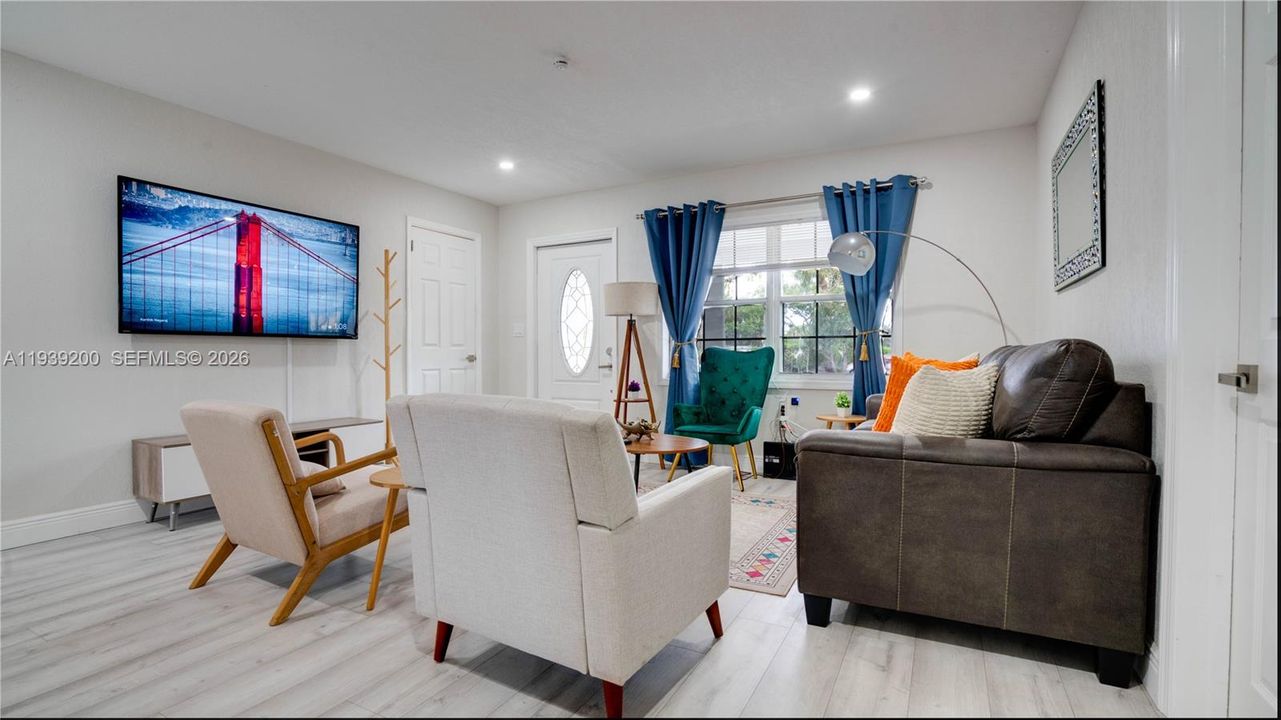 出租: $3,650 (3 贝兹, 2 浴室, 1178 平方英尺)