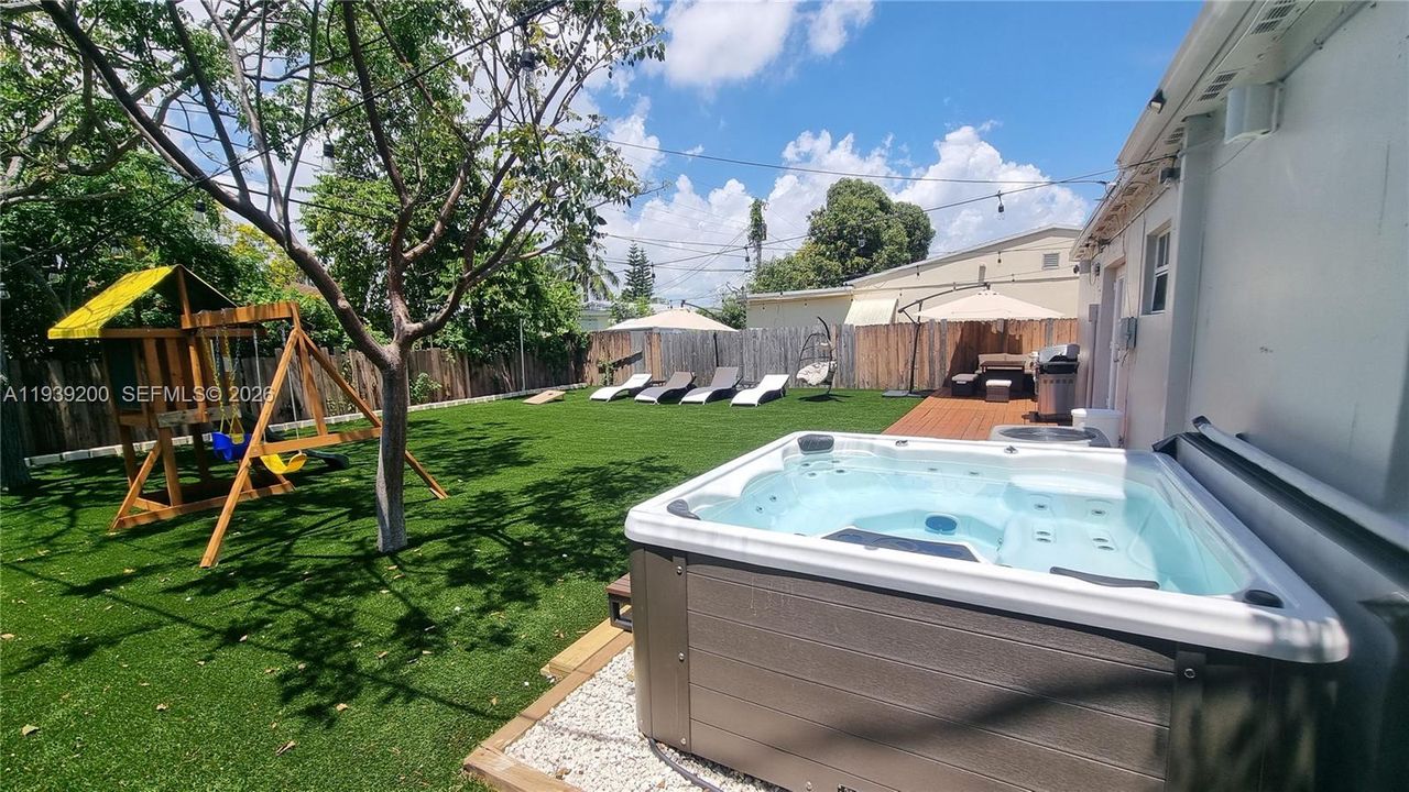 出租: $3,650 (3 贝兹, 2 浴室, 1178 平方英尺)