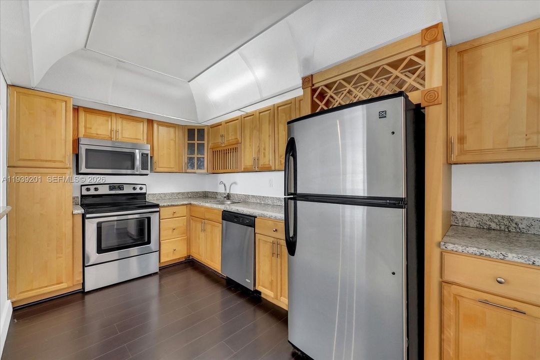 For Sale: $300,000 (1 beds, 1 baths, 1000 Square Feet)