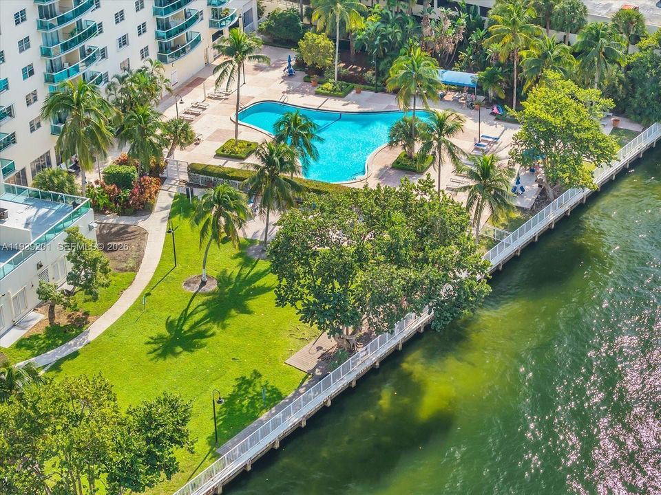 For Sale: $300,000 (1 beds, 1 baths, 1000 Square Feet)