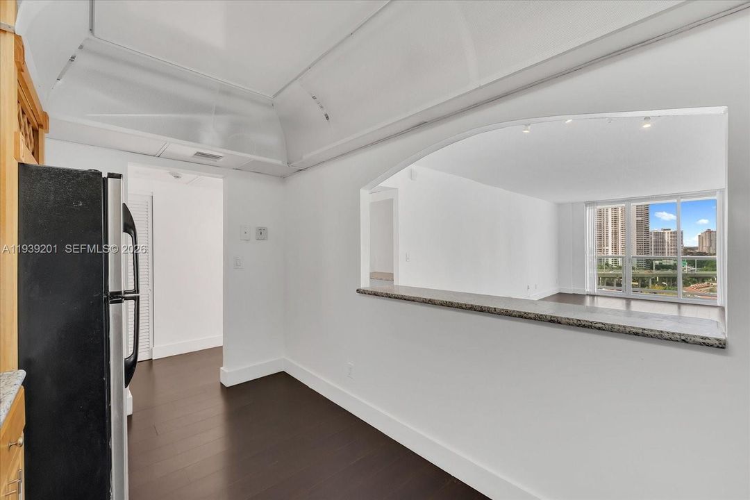 For Sale: $300,000 (1 beds, 1 baths, 1000 Square Feet)