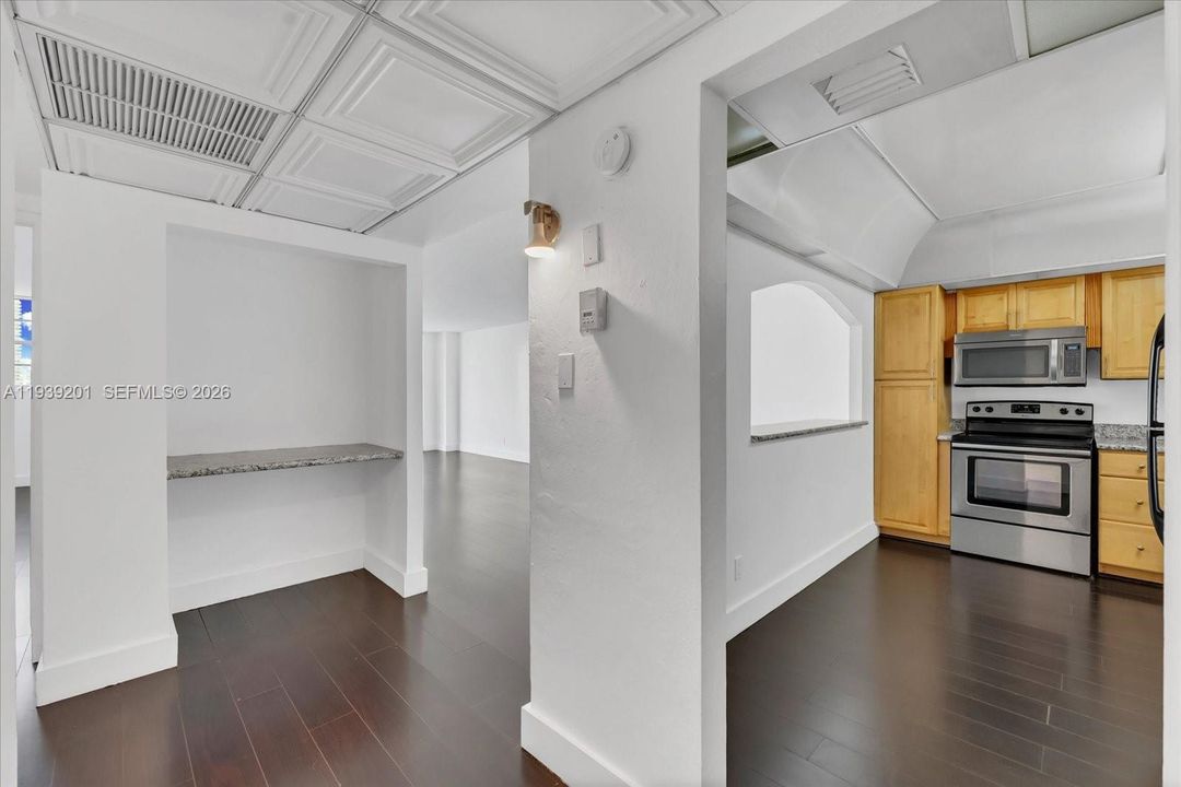 For Sale: $300,000 (1 beds, 1 baths, 1000 Square Feet)