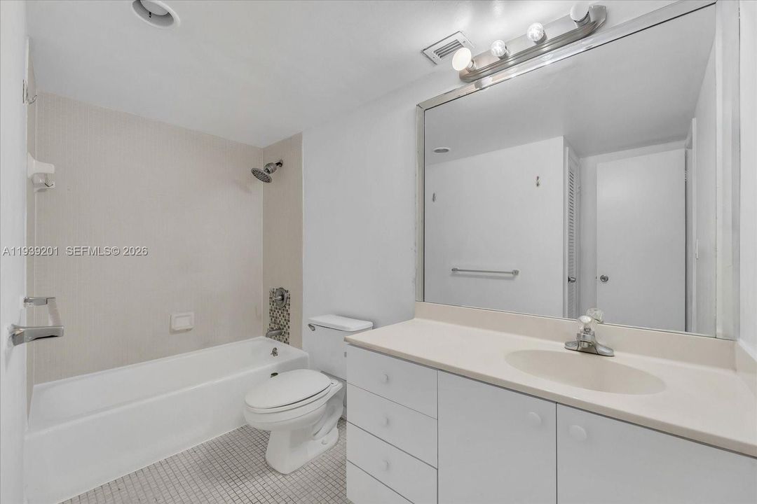 For Sale: $300,000 (1 beds, 1 baths, 1000 Square Feet)