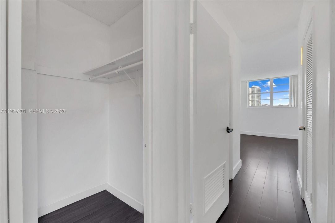 For Sale: $300,000 (1 beds, 1 baths, 1000 Square Feet)